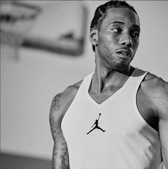 内马尔从中场跑回禁区开门球，结果队友直接开大脚让他无语（内马尔自中场折返准备主罚球门球，队友却一脚大脚解围令其无语）