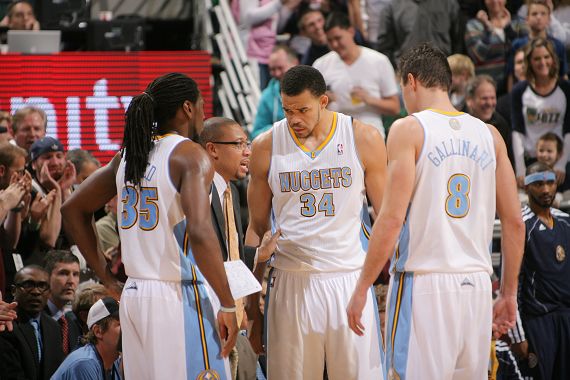 皇家马德里有意出人意料地任命阿隆索为新任主教练，而伯纳乌球员则被指控“扰乱秩序”。（皇马拟爆冷启用阿隆索挂帅，伯纳乌球员被指“闹事”）