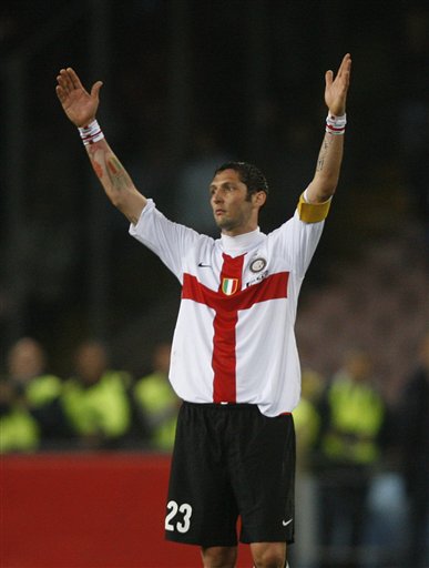 篮球篮网球迷为球队送上支持横幅（篮网球迷举起横幅为球队助威）