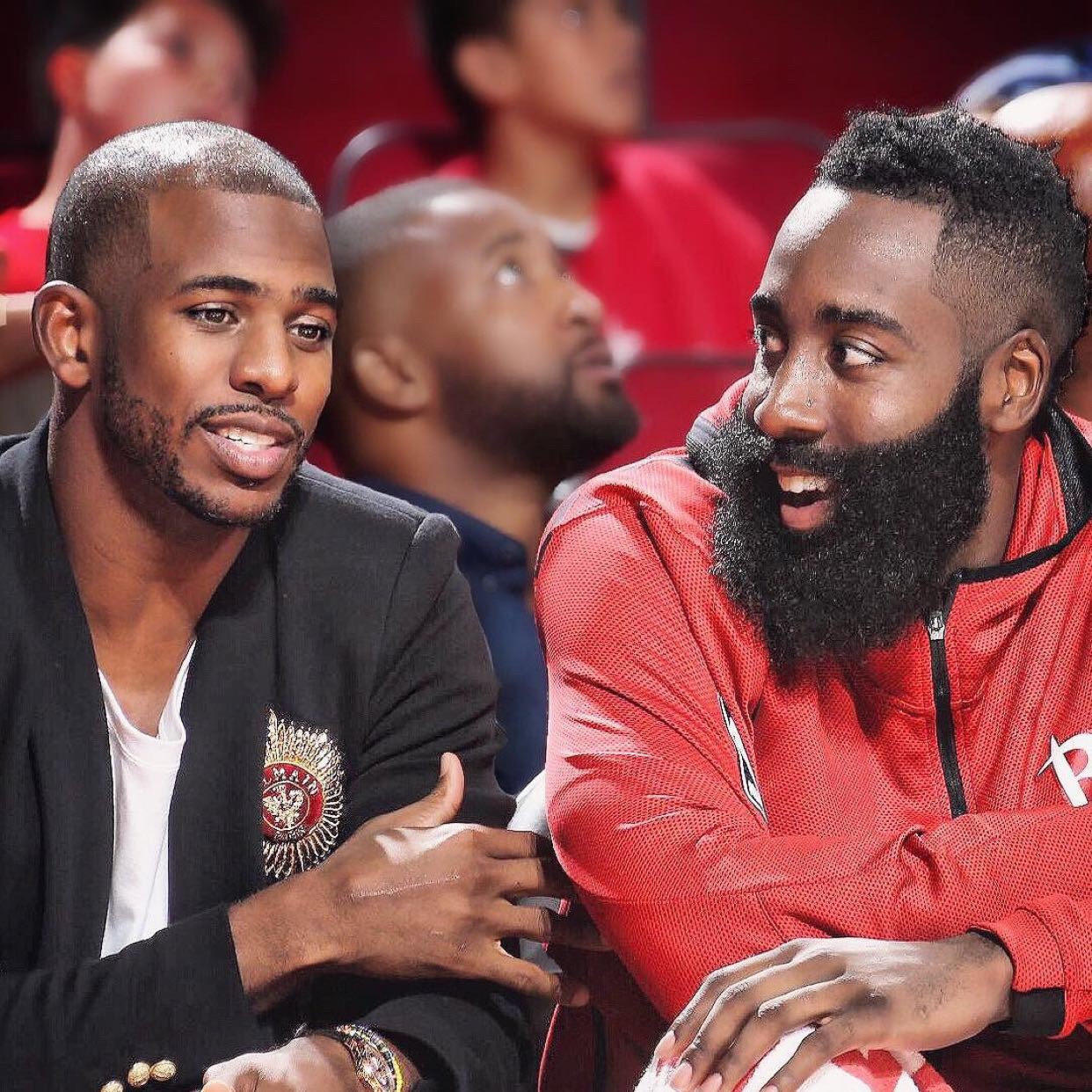 克罗斯：绿茵场上的精准指挥官（克罗斯：中场的精密调度师）