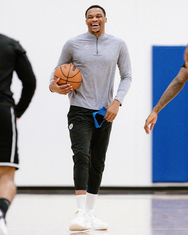 R.I.P.，佛罗伦萨小将理查德森的父亲、前NBA球星迈克尔-理查德森去世（前NBA球星迈克尔-理查德森辞世，佛罗伦萨小将理查德森痛失父亲）